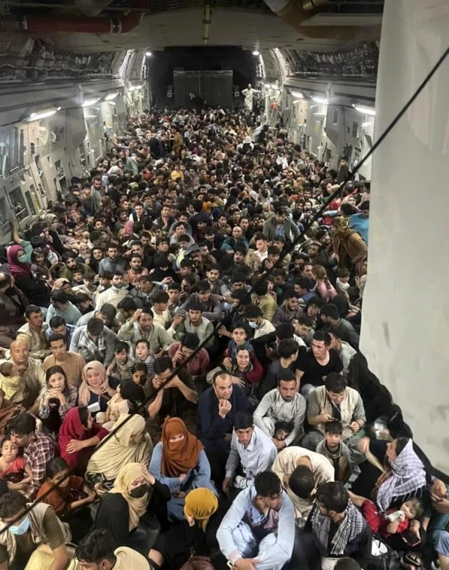 Afgan gazeteci Ramin, kargo uçağıyla Afganistan'dan kaçışını anlattı