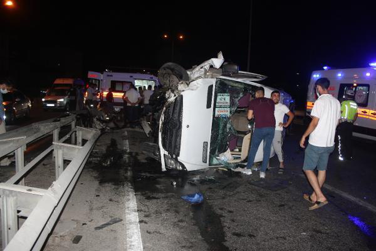 Bariyerlere çarpan işçi servisi devrildi, 7 yaralı - Vimarsana News