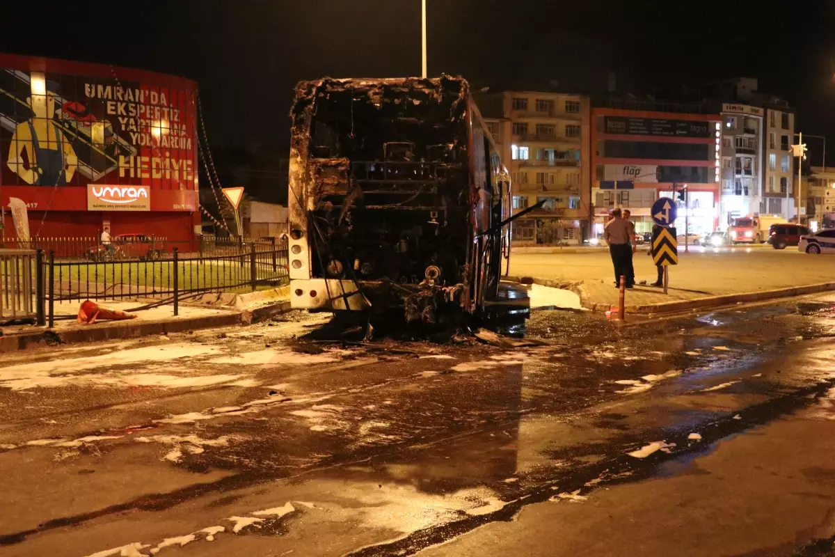 Yolcu otobüsünde çıkan yangın itfaiye ekiplerince söndürüldü