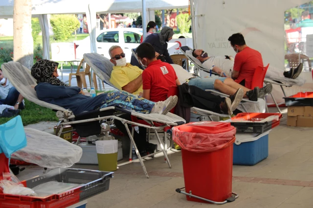 Konya'da Kızılay tarafından "Konya Hayat Veriyor" kan bağışı aktifliği düzenleniyor
