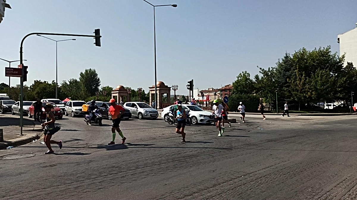 Koşu maratonundaki dalgınlık sürücüleri çileden çıkardı - Vimarsana News