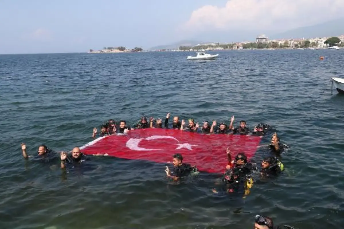 30 AĞUSTOS ZAFERİ İÇİN ASKER, POLİS, ENGELLİ VE AKADEMİSYENLER BİRLİKTE DALDILAR