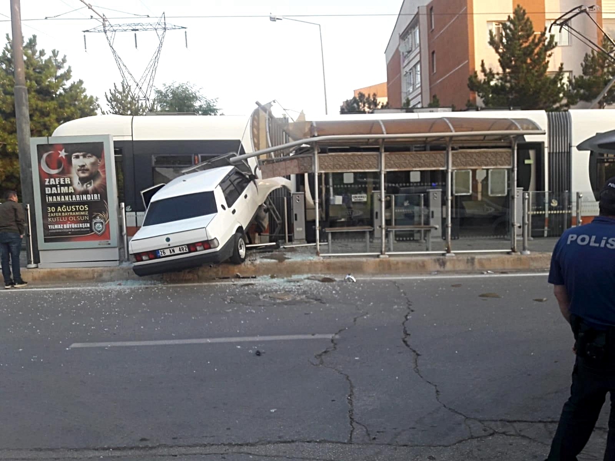 Otomobil tramvaya çarptı: 1 yaralı - Vimarsana News
