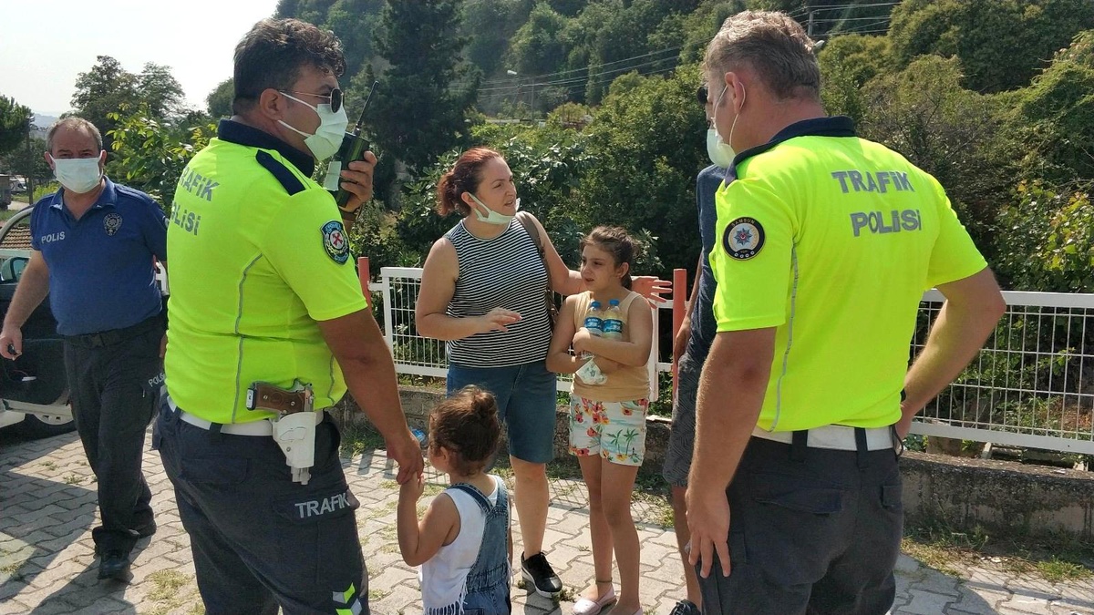 Son dakika haber: Samsun'da kazada korkan çocukları trafik polisleri teselli etti - Vimarsana News