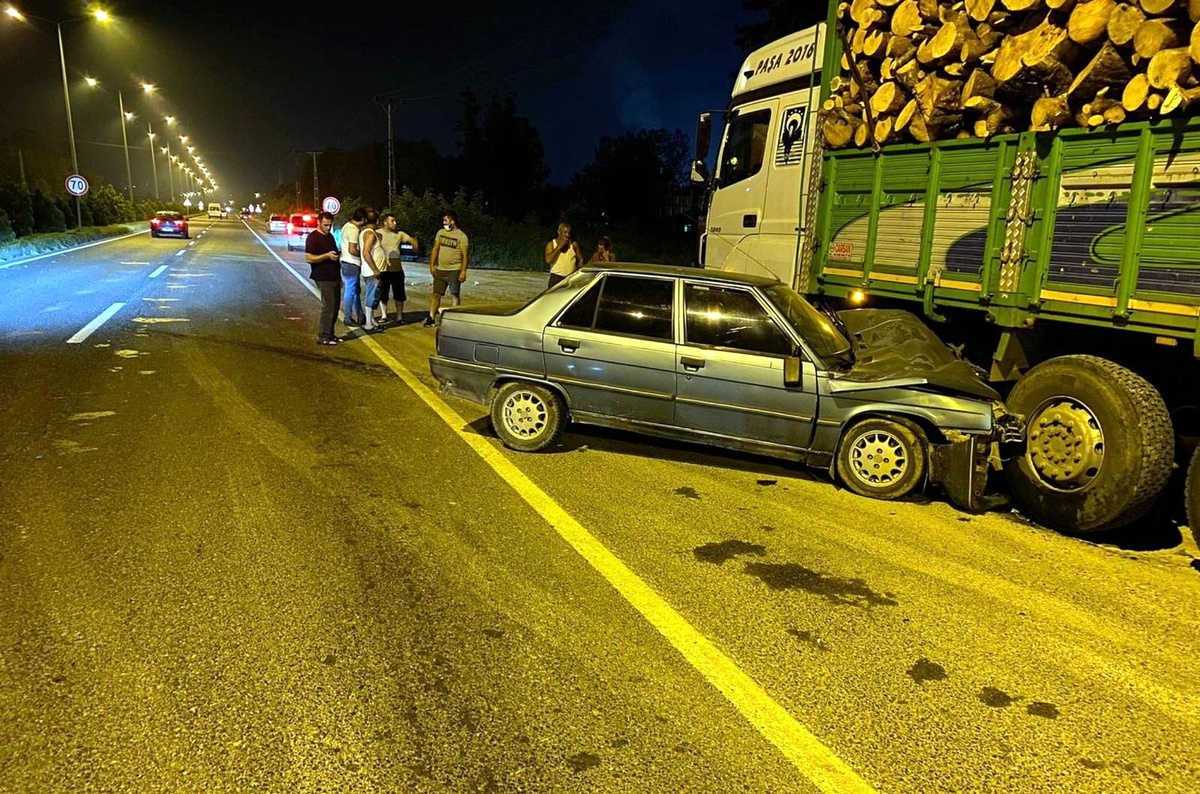 Samsun'da otomobil kamyonla çarpıştı: 2 yaralı - Vimarsana News