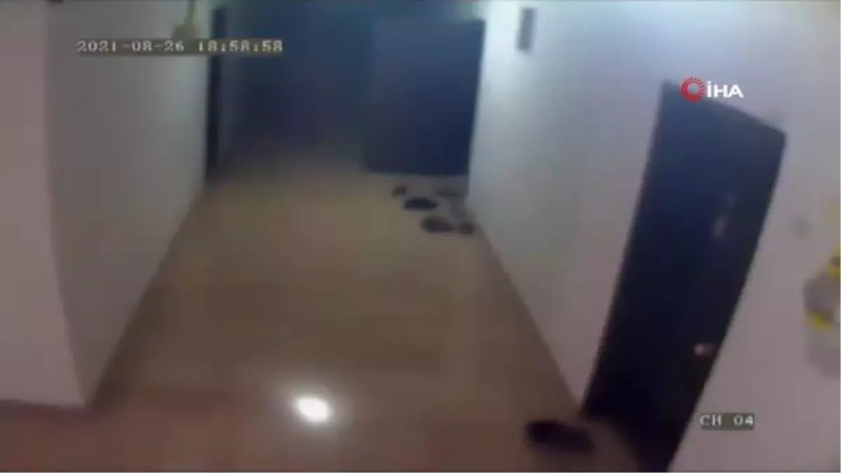 500 bin TL değerindeki ziynet eşyasını almak üzereyken suçüstü yakalandı...O anlar kameralara yansıdı