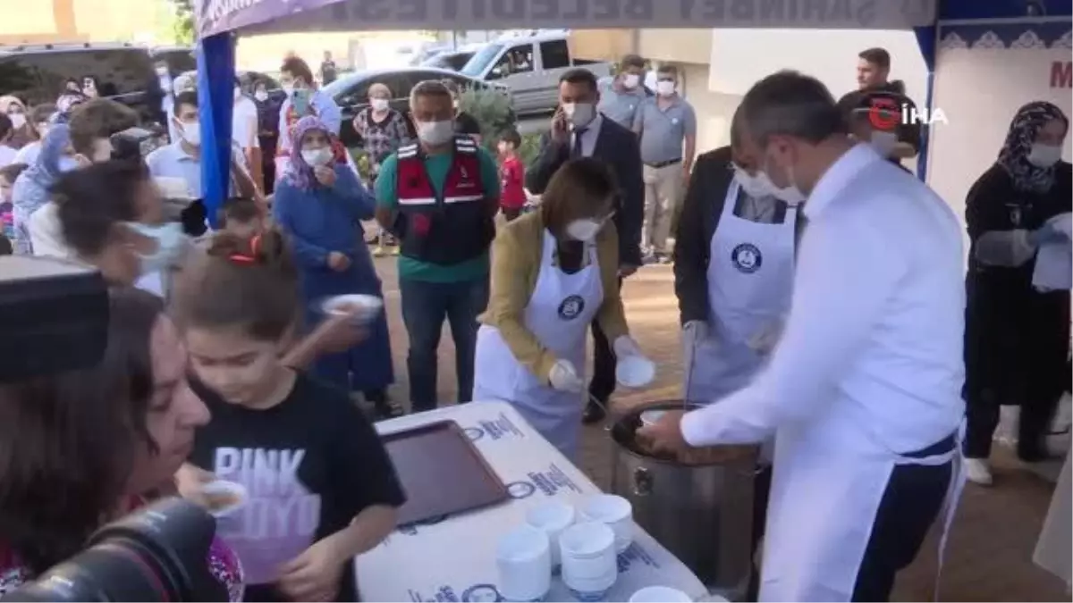 Adalet Bakanı Gül, Gaziantep'te aşure dağıttı