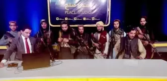 Afganistan televizyonunda tarihi anlar! Taliban elinde silahla yayına çıktı