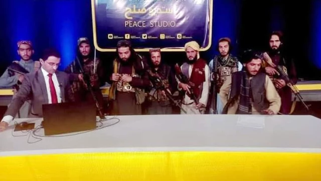 Afganistan televizyonunda tarihi anlar! Taliban elinde silahla yayına çıktı