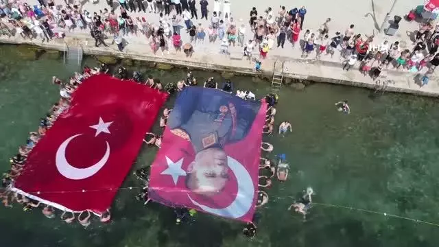 Bayrağı gören dalgalandırmak için denize atladı