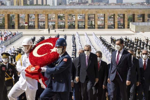 Devlet erkanı Ata'nın huzurunda! Cumhurbaşkanı Erdoğan, Anıtkabir Özel Defteri'ni imzaladı: Türkiye Cumhuriyeti Devleti emin ellerdedir