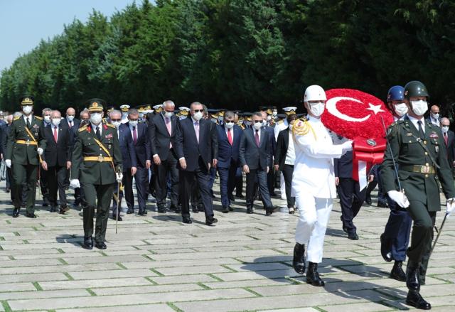 Devlet erkanı Ata'nın huzurunda! Cumhurbaşkanı Erdoğan, Anıtkabir Özel Defteri'ni imzaladı: Türkiye Cumhuriyeti Devleti emin ellerdedir
