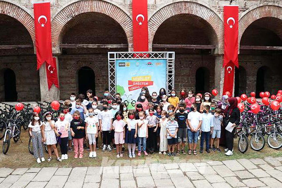 Konya Büyükşehir Belediyesi Kuzey Makedonyalı çocuklara bisiklet hediye etti