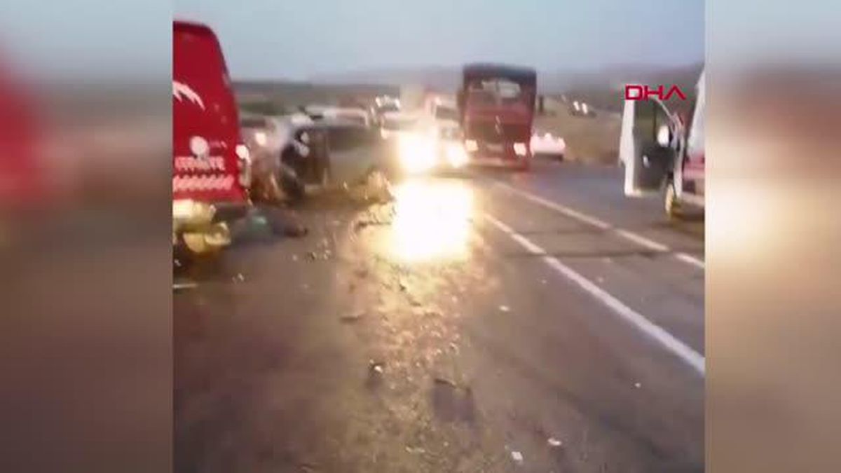 MALATYA'DA İKİ OTOMOBİL KAFA KAFAYA ÇARPIŞTI 1 ÖLÜ, 2 YARALI