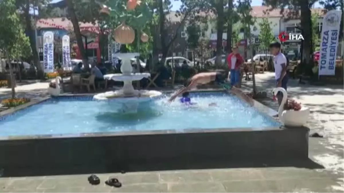 Sıcaktan bunalan çocuklar süs havuzuna koştular