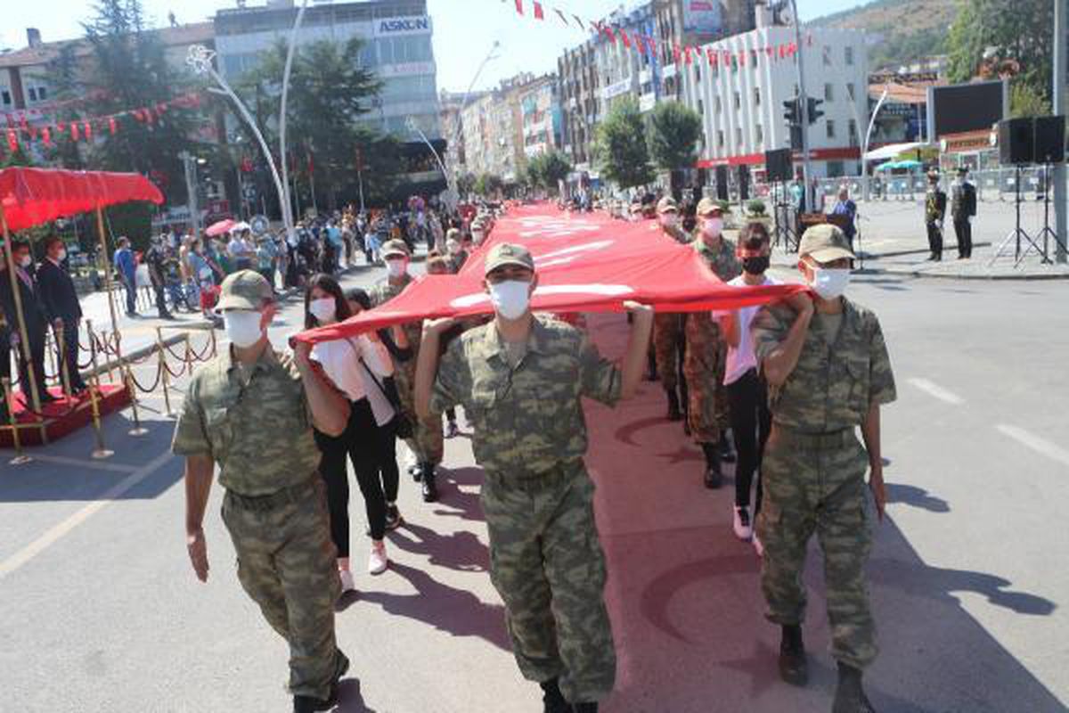 SİVAS VE TOKAT'TAKİ TÖRENLERDE ASKERLERİN MASKE HASSASİYETİ