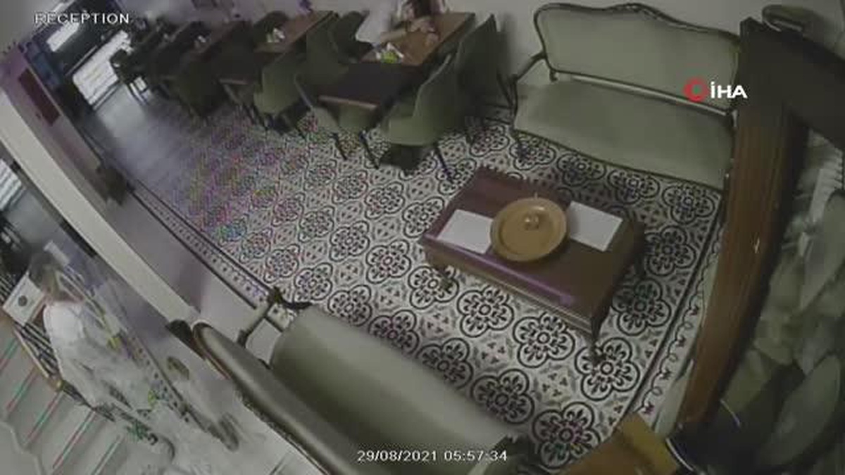 Taksim'de otel çalışanının uykusunu fırsat bilen iki hırsız kamerada - Vimarsana News