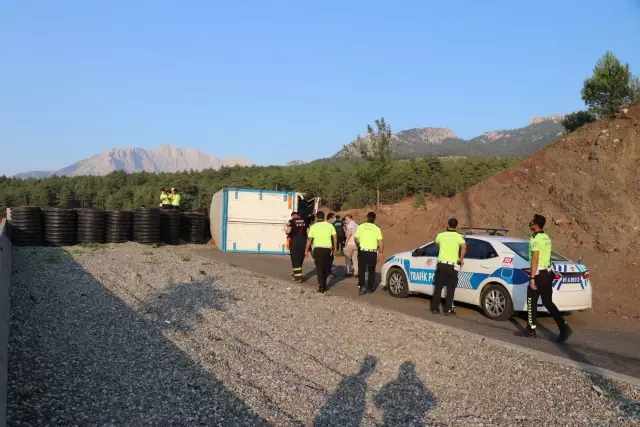 Adana'da kaçış rampası sonundaki beton bariyere çarpan kamyondaki 4 kişi  öldü - Haberler