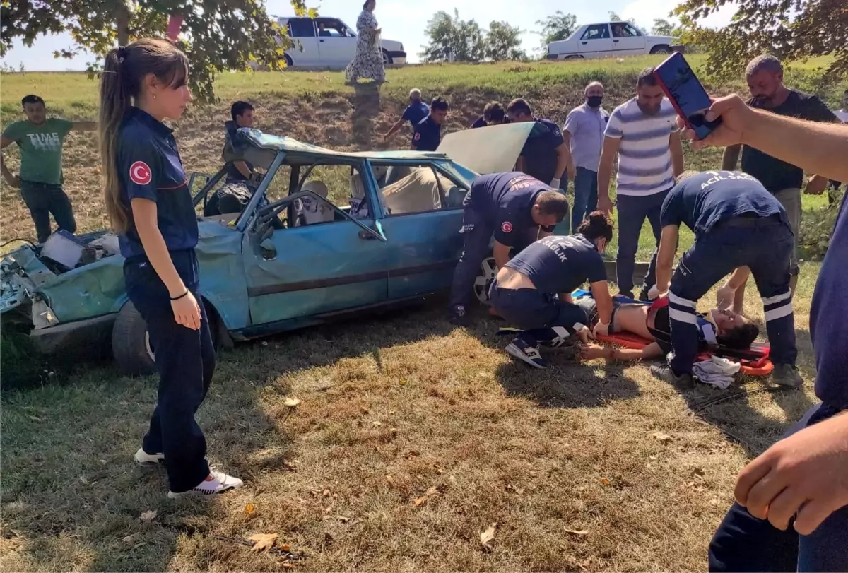 Bigadiç'te kontrolden çıkarak şarampole yuvarlanan otomobildeki 4 kişi yaralandı