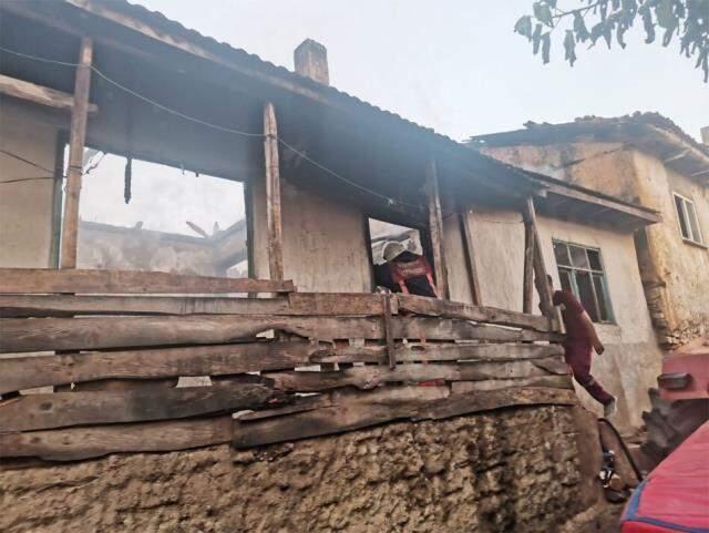 Cami minaresinden yapılan yangın anonsu sayesinde facianın önüne geçildi