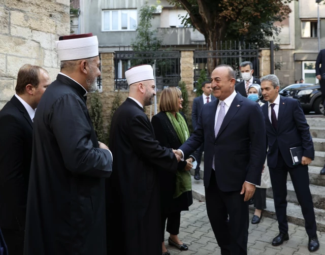 Son dakika: Dışişleri Bakanı Çavuşoğlu, Sırbistan'da Bayraklı Camii'ni ziyaret etti