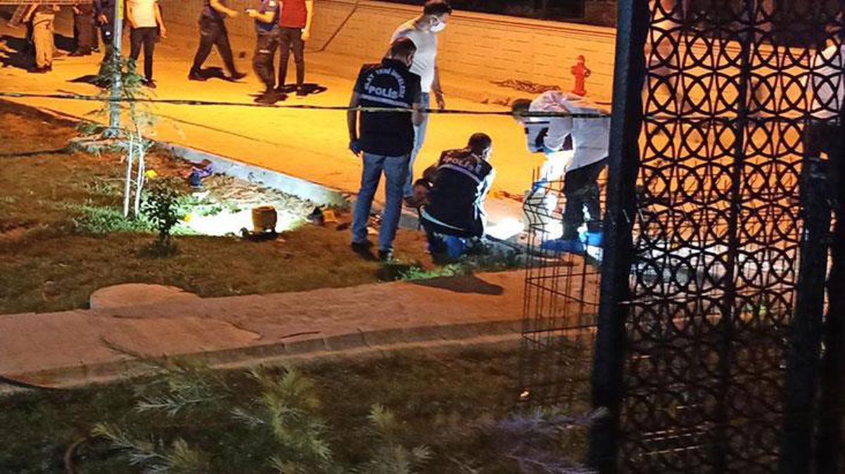 Eski karısı ile erkek arkadaşına kurşun yağdırıp 4 yaşındaki kızını yaraladıktan sonra intihara kalkıştı