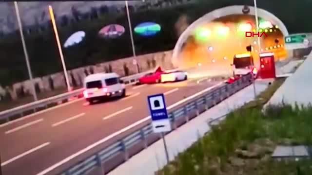 hizla gelen otomobilin kamyonete arkadan carp 14365970 o