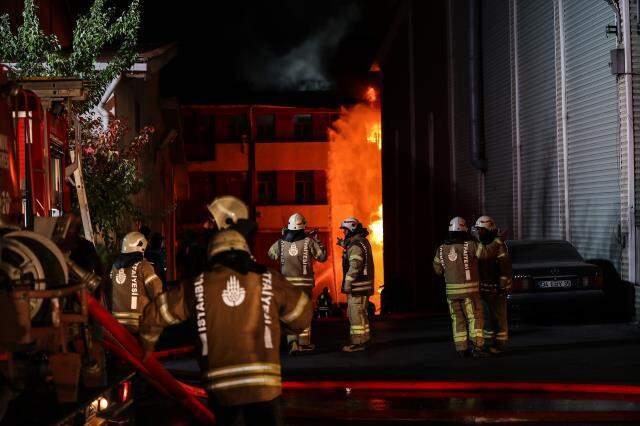 İkitelli Çevre Sanayi Sitesi'nde yangın! Alevlere havadan da müdahale ediliyor