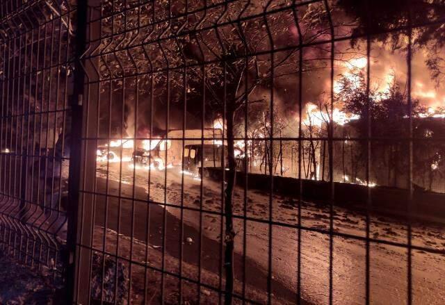 İkitelli Çevre Sanayi Sitesi'nde yangın! Alevlere havadan da müdahale ediliyor