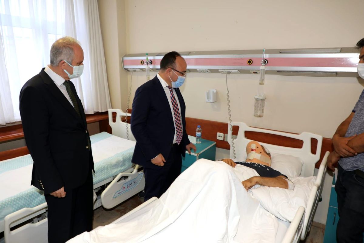 Vali Yırık, trafik kazasında yaralanan Dr. Öğr. Üyesi Dikici ile bir araya geldi