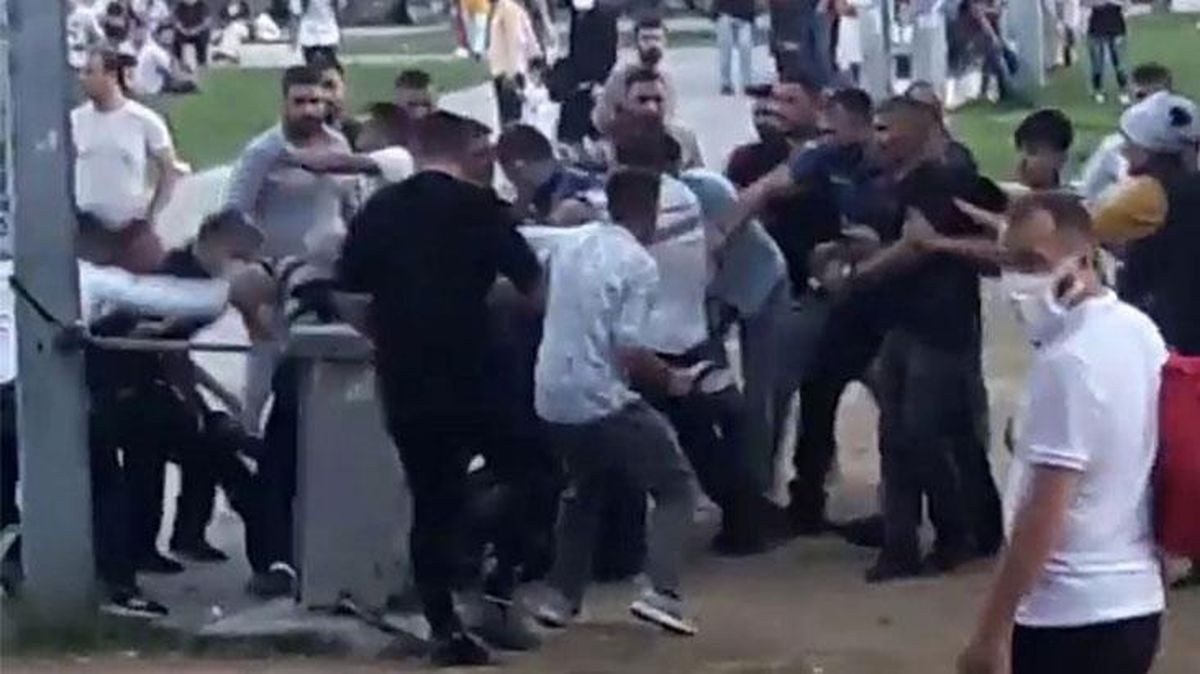 Yaşlı adamla gençler arasında çıkan 'Laf attın' tartışması taşlı sopalı kavgaya dönüştü