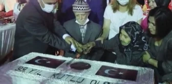 Zafer Bayramı'nın 99. yıl pastasını 99 yaşındaki Yusuf Dede kesti