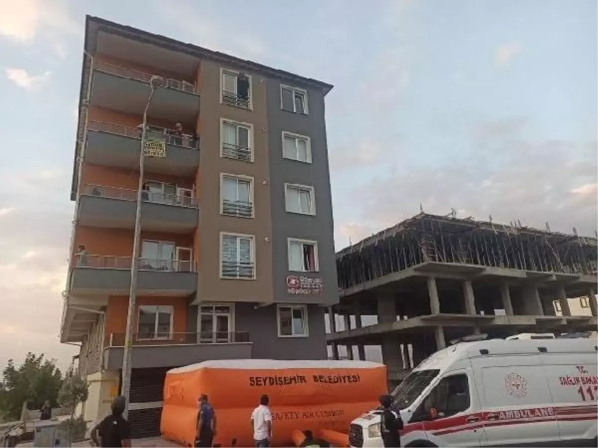 2 çocuk annesi, 5'inci kattaki evinin penceresine çıkıp intihara kalkıştı