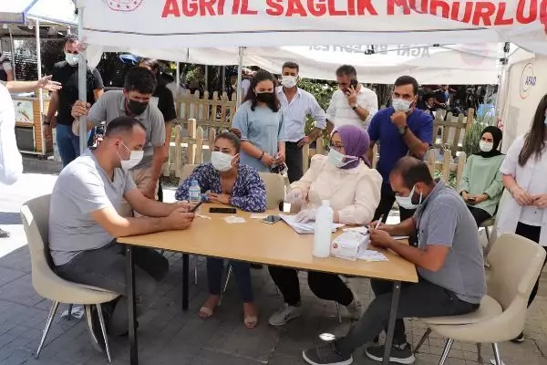 Ağrı Sıhhat Müdürü, halkı ikna edip aşıya götürdü