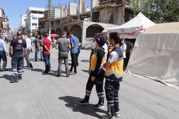 Ağrı Sıhhat Müdürü, halkı ikna edip aşıya götürdü