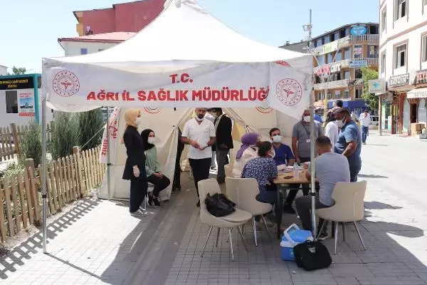 Ağrı Sıhhat Müdürü, halkı ikna edip aşıya götürdü