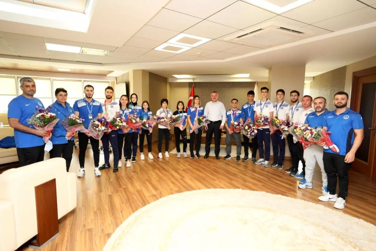 Başkan Büyükakın, Kağıtspor'un şampiyon sporcularını ağırladı