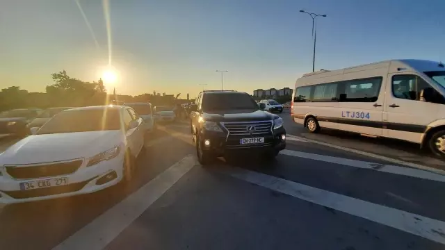 Düğüne yetişmek için emniyet şeridini kullanınca cezayı yedi: Çok acelemiz vardı