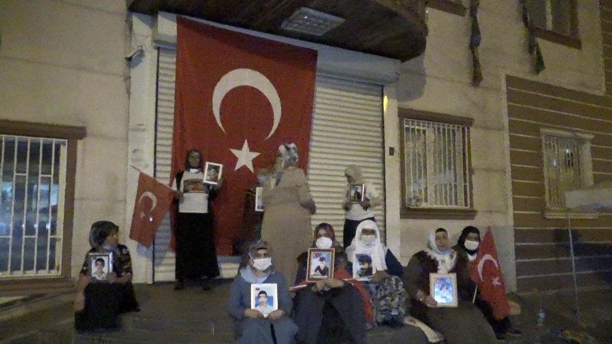 Diyarbakır'da evlat nöbeti tutan aileler, HDP İl Başkanlığı'nın kapısına dev Türk bayrağı astı