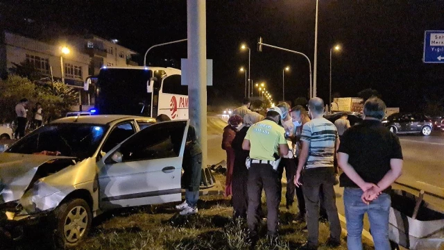 Gurbetçileri taşıyan otomobil kırmızı ışıkta geçen otomobile çarptı: 3 yaralı