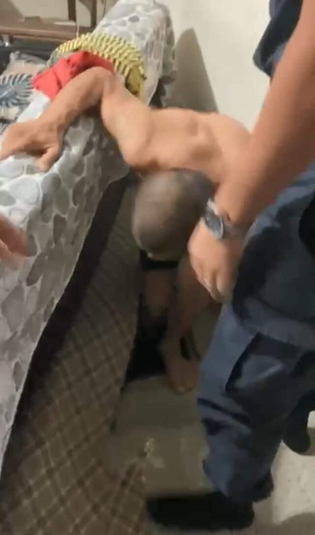 Hamile kadını vurup kayıplara karıştı! 1 ay evindeki kanepenin altına kazdığı çukurda saklanmış