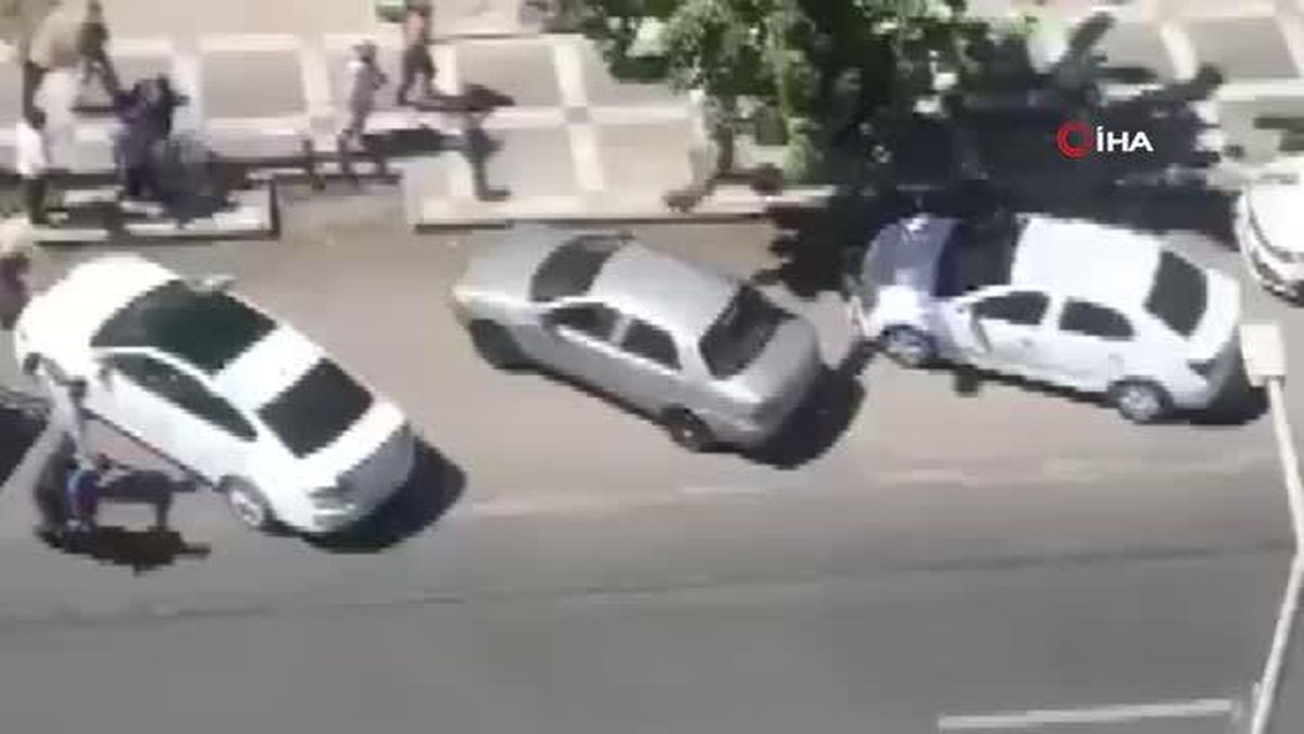 İki grubun tekme, tokat ve sopalı kavgası kamerada