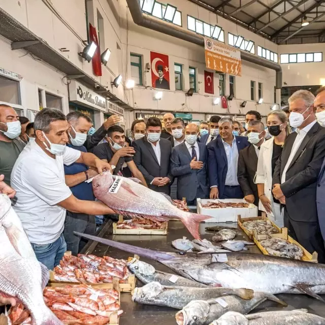 İzmir'in balık halinde bereket var