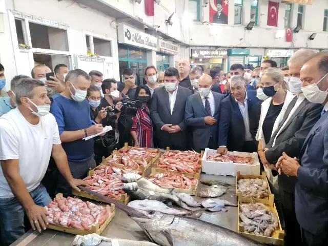 İzmir'in balık halinde bereket var