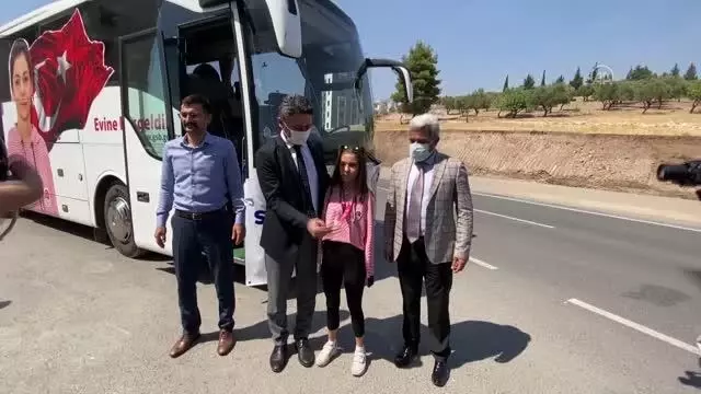 KAHRAMANMARAŞ - Tokyo Paralimpik Oyunları 3'üncüsü yüzücü Sevilay Öztürk'e coşkulu karşılama