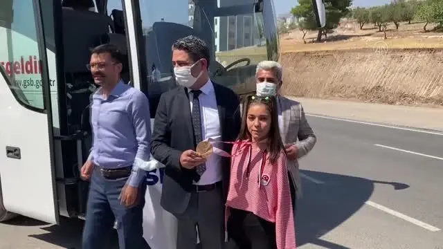 KAHRAMANMARAŞ - Tokyo Paralimpik Oyunları 3'üncüsü yüzücü Sevilay Öztürk'e coşkulu karşılama
