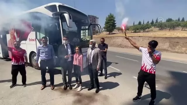 KAHRAMANMARAŞ - Tokyo Paralimpik Oyunları 3'üncüsü yüzücü Sevilay Öztürk'e coşkulu karşılama