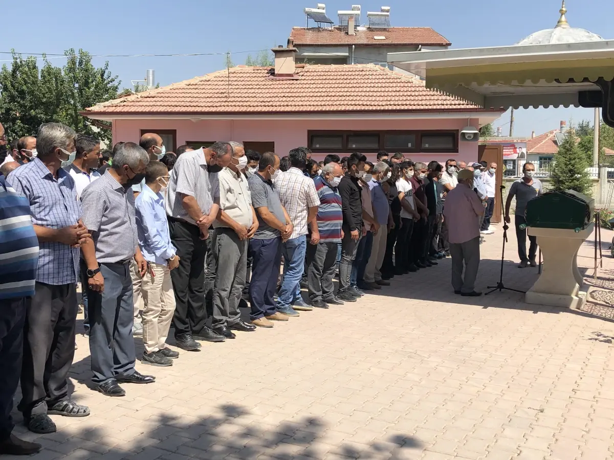 Konya'da otomobilin çarptığı 4 yaşındaki çocuğun cenazesi defnedildi
