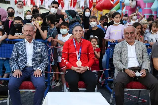Olimpiyat üçüncüsü milli karateci Merve Çoban, öğretmenlik yaptığı okulda çocuklarla buluştu