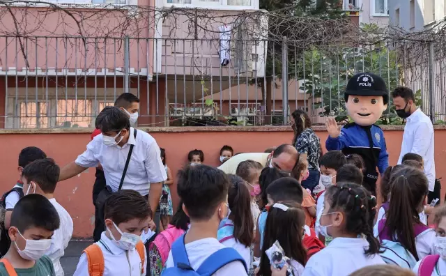 Son dakika! Polis, öğrencilere Cesur Maskot ile Kovid-19 bilgilendirmesi yaptı